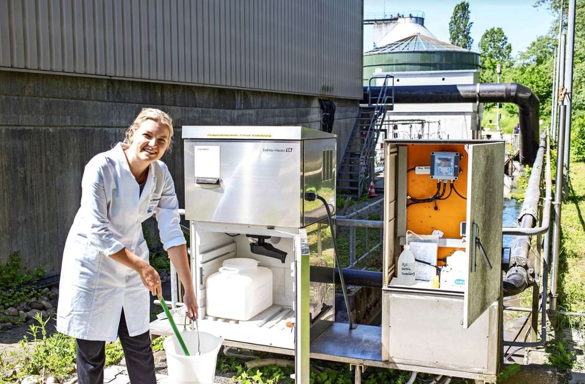 Die Laborantin Annika Eberlein entnimmt im Göppinger Klärwerk in Faurndau eine Wasserprobe, um sie auf Coronaviren zu untersuchen. Foto: Staufenpress