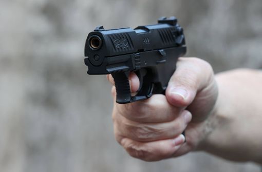Der Räuber bedrohte die Angestellte mit einer Pistole. (Symbolbild) Foto: IMAGO/Rene Traut