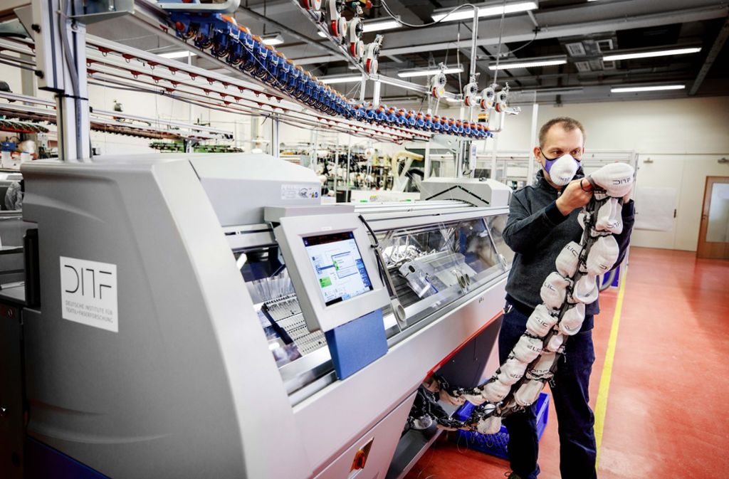 Textilforschungsinstitut in Denkendorf: Schutzmasken aus der Strickmaschine