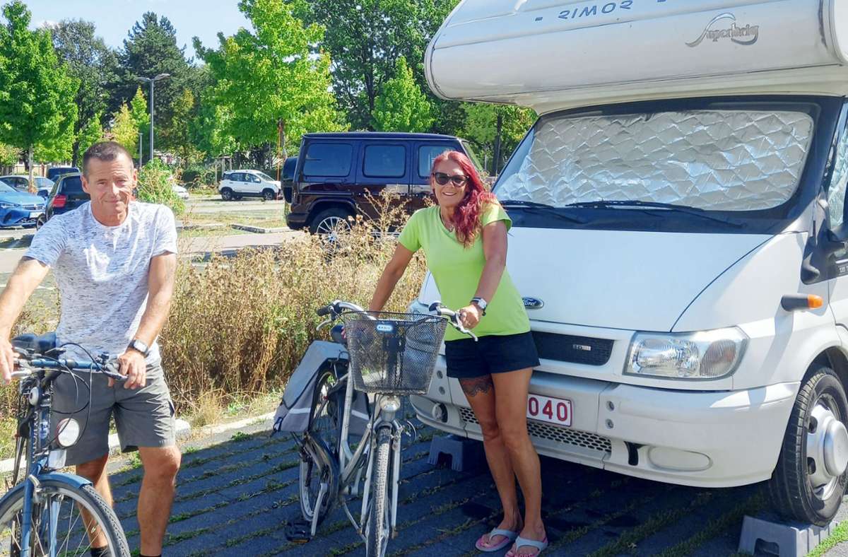 Das Paar aus Belgien, Filip und Kristel, vor ihrem Wohnmobil am F3-Bad. Sie  besuchen von hier aus ihre Freundin in Stuttgart. Foto:  