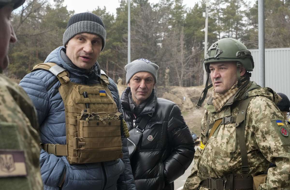 Vitali Klitschko bittet alle Kiewer darum, die Ruhe zu bewahren, zu Hause zu bleiben oder bei Alarmsignalen in die Schutzräume zu laufen.