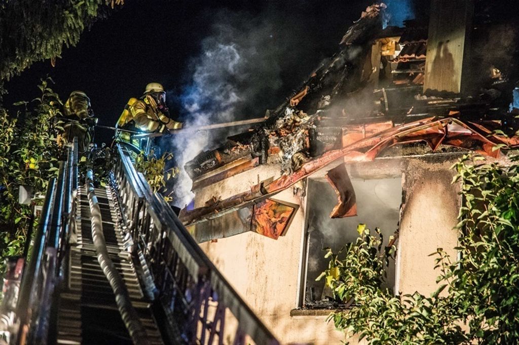 Mehrere Menschen werden leicht verletzt: Esslingen: Brand in Mehrfamilienhaus