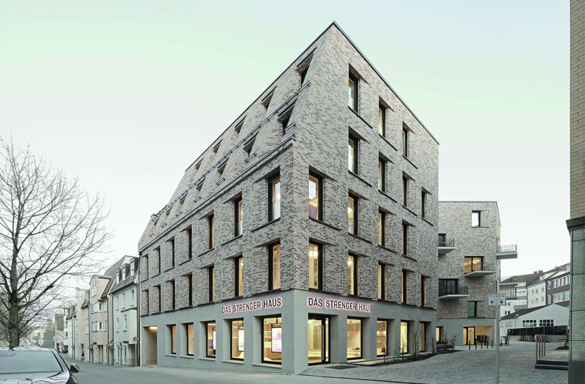 Steimle Architekten aus Stuttgart konnten mit dem Entwurf eines Gebäudeensembles nahe des Ludwigsburger Bahnhofs bei den besten Wohnbauten des Jahres überzeugen. Weitere Preisträger aus Stuttgart und Ostfildern finden sich in der Bildergalerie.