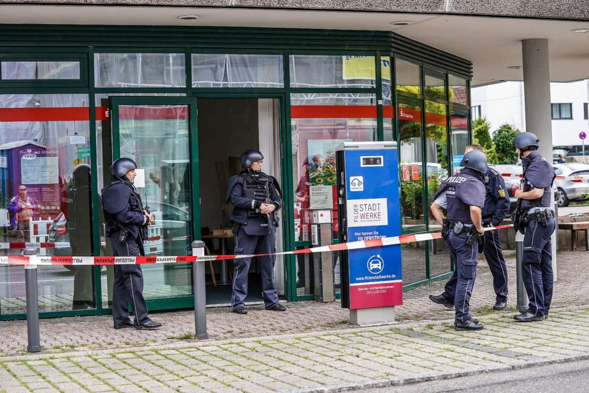 Filderstadt-Bernhausen: Mutmaßlicher Bankräuber auf frischer Tat festgenommen