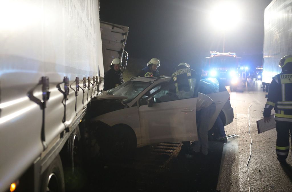 Unfall auf A8 bei Merklingen: Lkw durchbricht Leitplanke - Frau lebensgefährlich verletzt