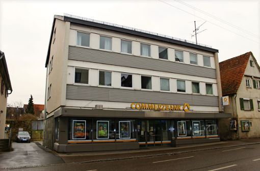 Das  Erdgeschoss des Gebäudes Nürtinger Straße 12 wird noch von der Commerzbank genutzt, die Wohnungen darüber sind bewohnt. Foto: Caroline Holowiecki