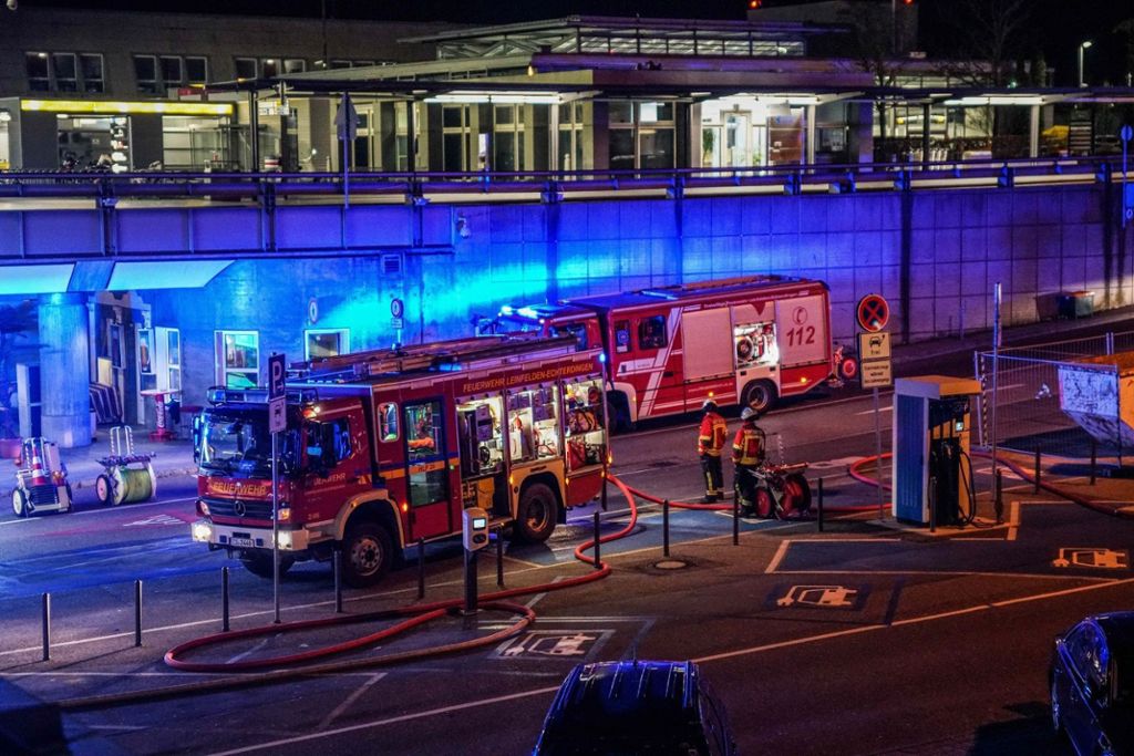 Bahnmitarbeiter erleidet offenbar Rauchgasvergiftung: Ein Verletzter bei Brand in S-Bahn-Haltestelle am Flughafen Stuttgart