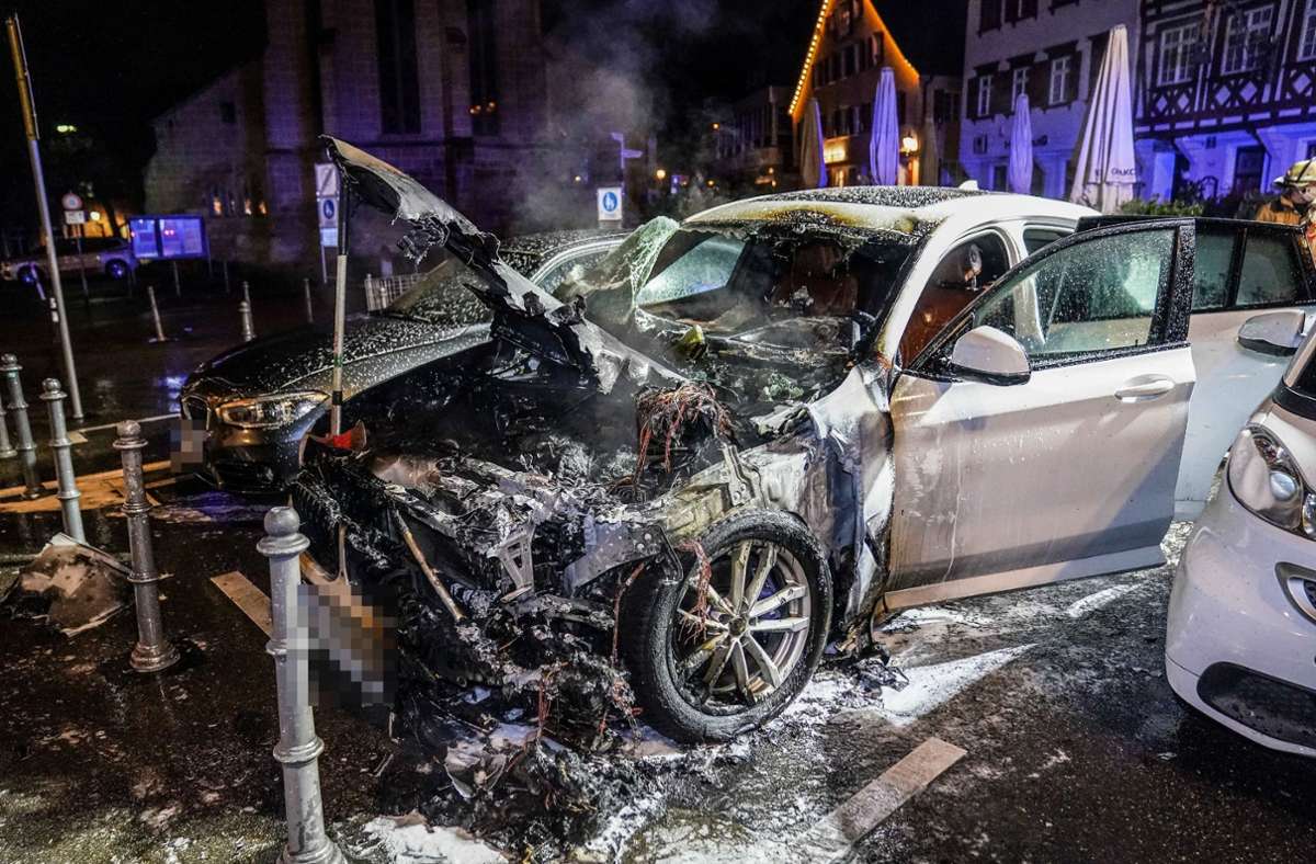 Silvesternacht in Esslingen: SUV auf Marktplatz ausgebrannt