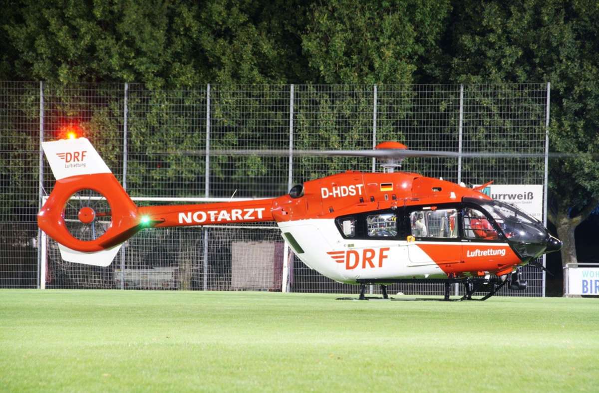 In Dettingen landete ein Hubschrauber auf einem Sportplatz, um einen Verletzten aufzunehmen.