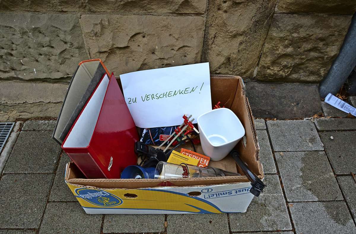 „Zu Verschenken“ in Stuttgart: Warum toleriert die Stadt die Kartons auf den Gehwegen?