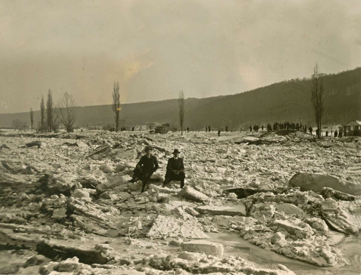 Viele bestaunten 1929 die Eismassen am Neckar und ließen sich vor arktisch anmutender Kulisse fotografieren.