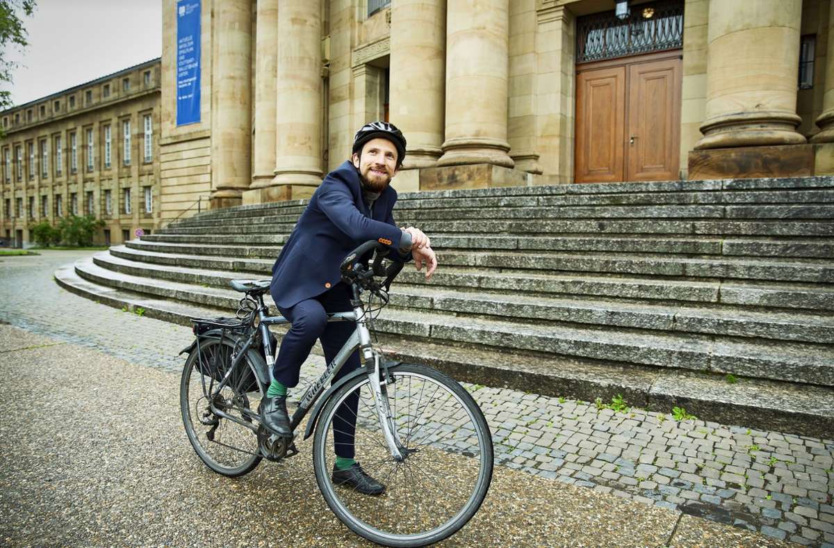 Cornelius Meister mit seinem Fahrrad vor der Oper Foto: Lichtgut/Leif Piechowski