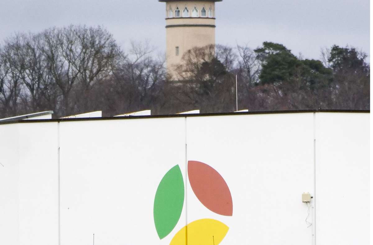Das Dach des  Leonberger Klinikums. Im Hintergrund der Engelbergturm, das Wahrzeichen der Stadt. Foto: Simon Granville