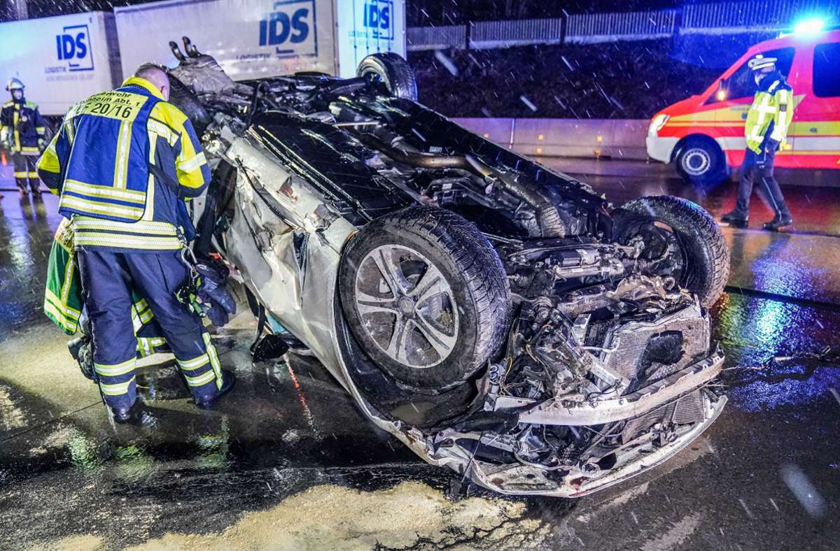 Unfall bei Wendlingen: Wagen überschlägt sich bei Nässe