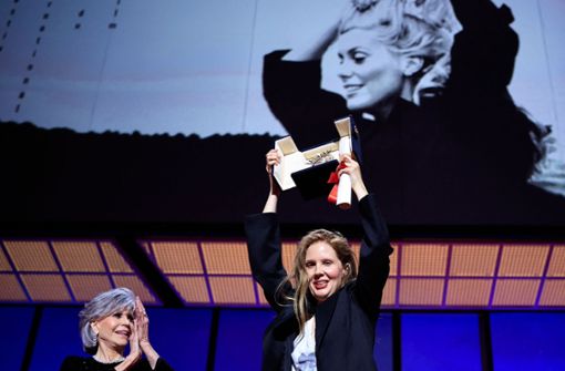 Siegerin  Justine Triet (re.) feiert mit Schauspielerin Jane Fonda ihren Preis. Foto: AFP/VALERY HACHE