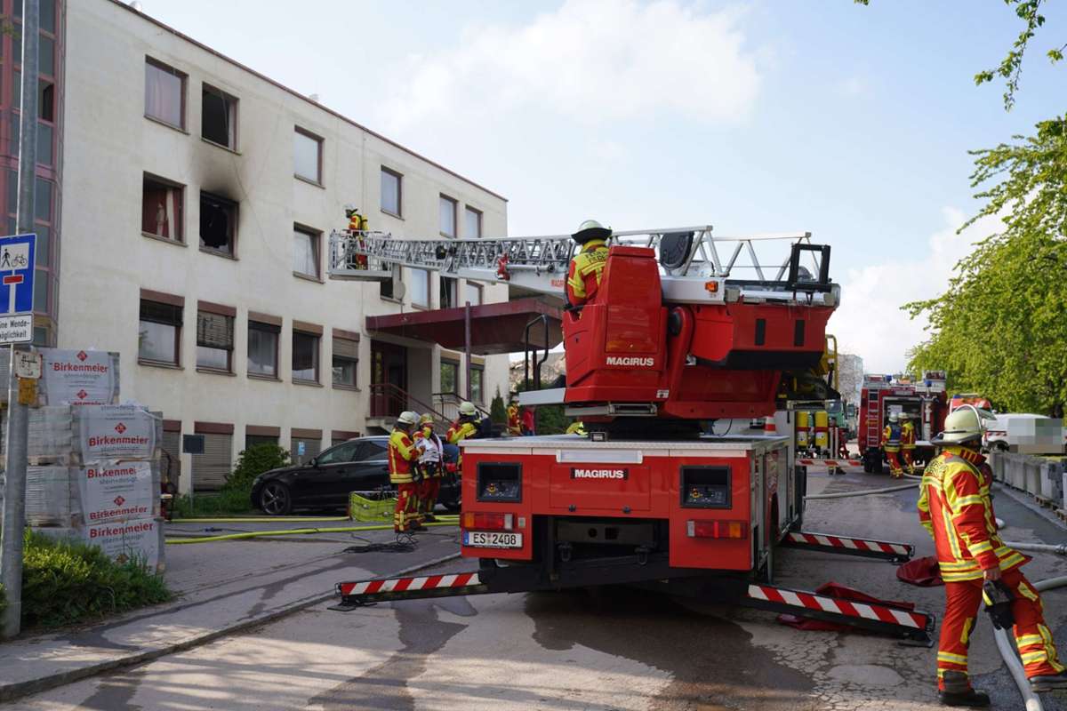 In einem Zimmer eines vierstöckigen Büro- und Wohngebäudes ist ein Brand ausgebrochen.  Foto: SDMG / Kohls/ Maier