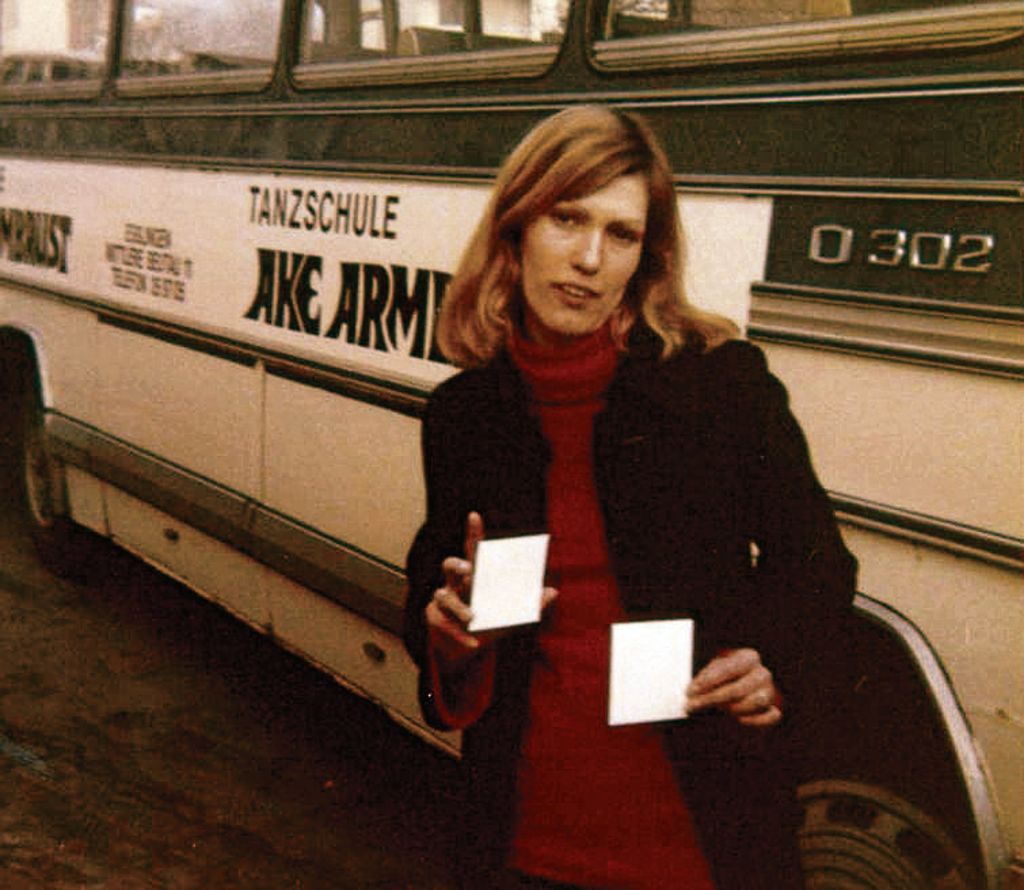 Monika Bode im Jahr 1977 nach bestandener Prüfung. Zunächst fuhr sie Schülerbusse, später kamen Linienbusse hinzu. Foto: privat