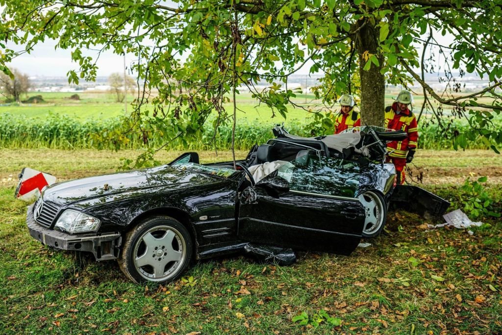 27.10.19 Ein Autofahrer ist bei Filderstadt gegen einen Baum geprallt und hat sich dabei schwer verletzt.