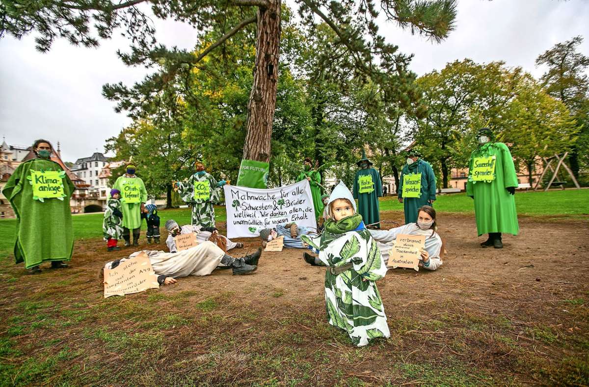 Umweltschützer protestieren im Park: Esslinger mit Baumkostümen gegen das Baumsterben