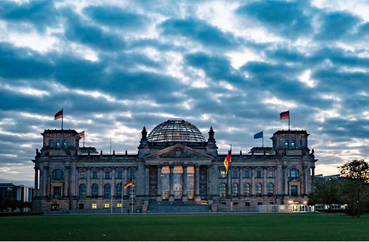Brand an Reichstagsgebäude: Nächtliches Feuer sorgt für großen Einsatz