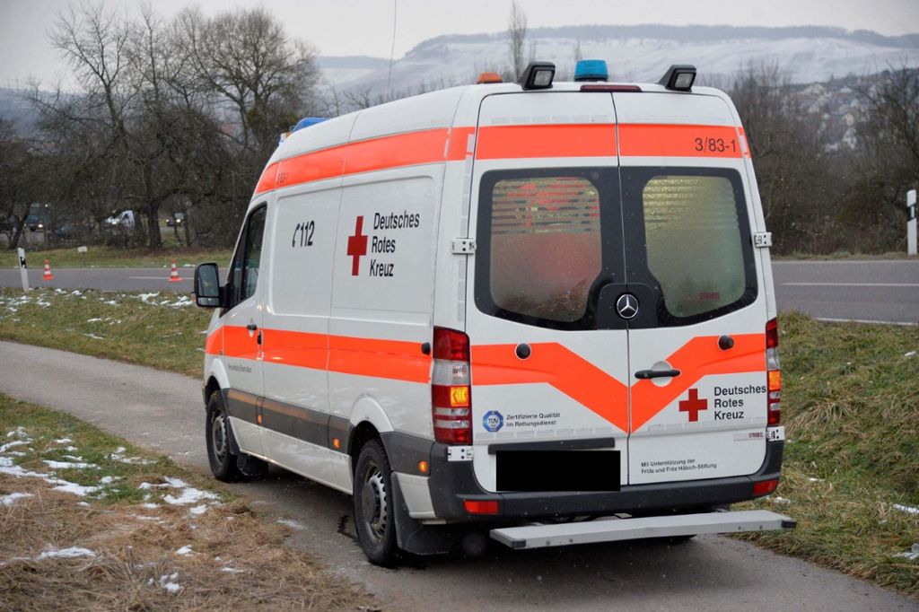 26-Jähriger vor FH in Karlsruhe aufgefunden: Schwerverletzt und nackt