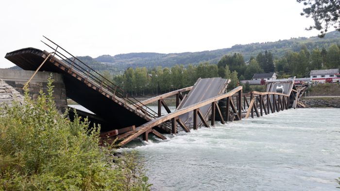150 Meter lange Brücke stürzt ein