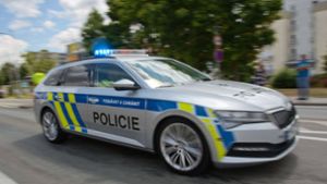 Polizei stoppt Transporter mit 30 Menschen vor Sachsen