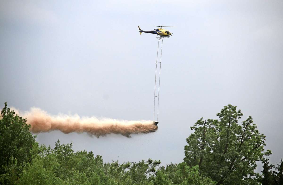 Helikopter-Einsatz im Kreis Esslingen: Waldboden wird aus der Luft gekalkt
