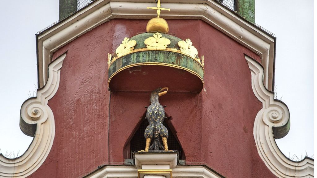 Vor fast sechs Monaten waren die Schwingen abgenommen worden: Altes Rathaus Esslingen: Adler hat Flügel wieder