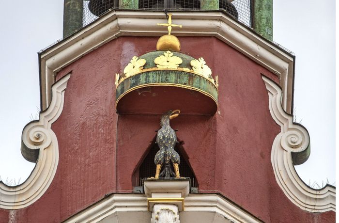 Vor fast sechs Monaten waren die Schwingen abgenommen worden: Altes Rathaus Esslingen: Adler hat Flügel wieder