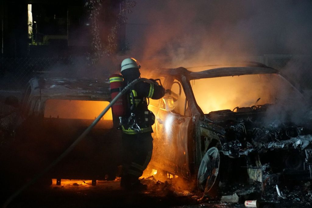 18.7.2019: In der Göppinger Innenstadt sind gleich mehrere Fahrzeuge komplett ausgebrannt.