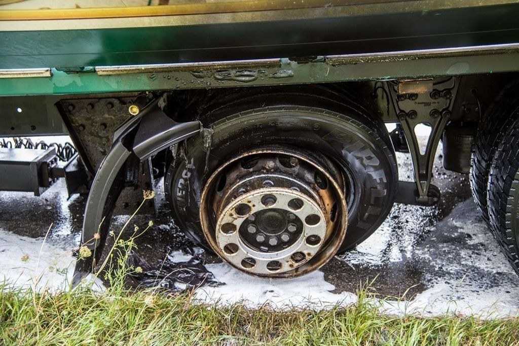 Lkw-Reifen gerät in Brand