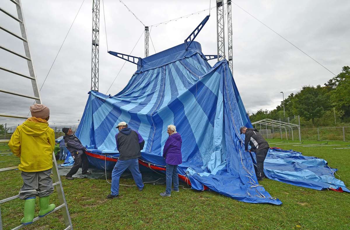 Außen Blau-in-Blau, innen Sternenhimmel: Mit vereinten Kräften wurde am Wochenende auf dem Festplatz beim Wendlinger Sportpark das neue Zelt für das Zeltspektakel Wendlingen-Köngen aufgebaut. Foto: Gaby Weiß