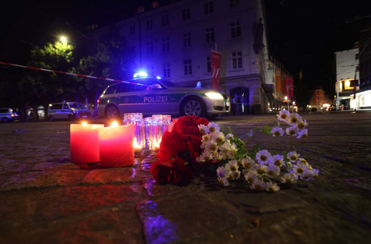 Am Tatort in Würzburg wurden Blumen und Kerzen niedergelegt.