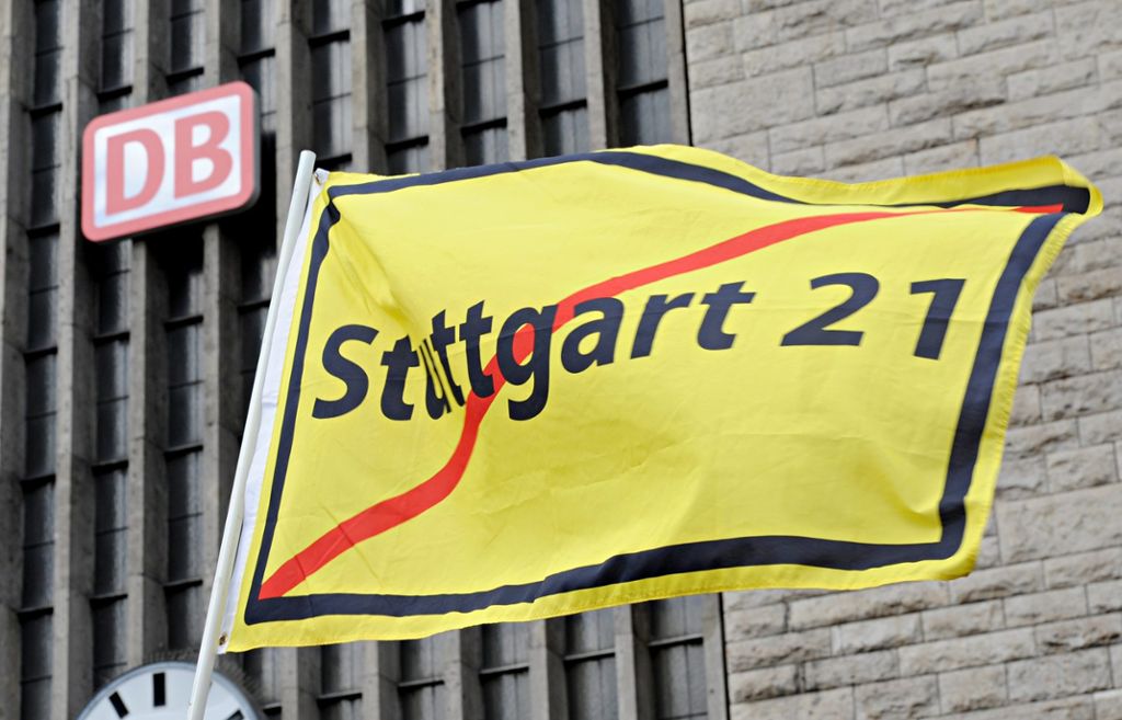 Gegner des Bahnprojekts Stuttgart 21 haben am Samstag in der Landeshauptstadt für die Einstellung der Bauarbeiten demonstriert. Foto: dpa - Franziska Kraufmann