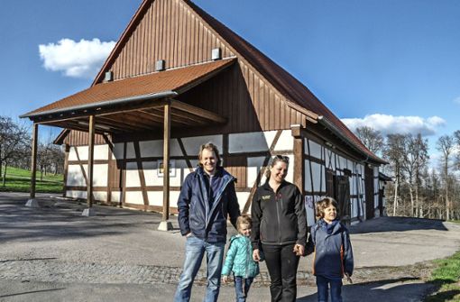 Sebastian Faiß, Katrin Graf-Faiß und ihre Kinder freuen sich, dass sie die Kelter nutzen können. Foto: Ait Atmane - Ait Atmane