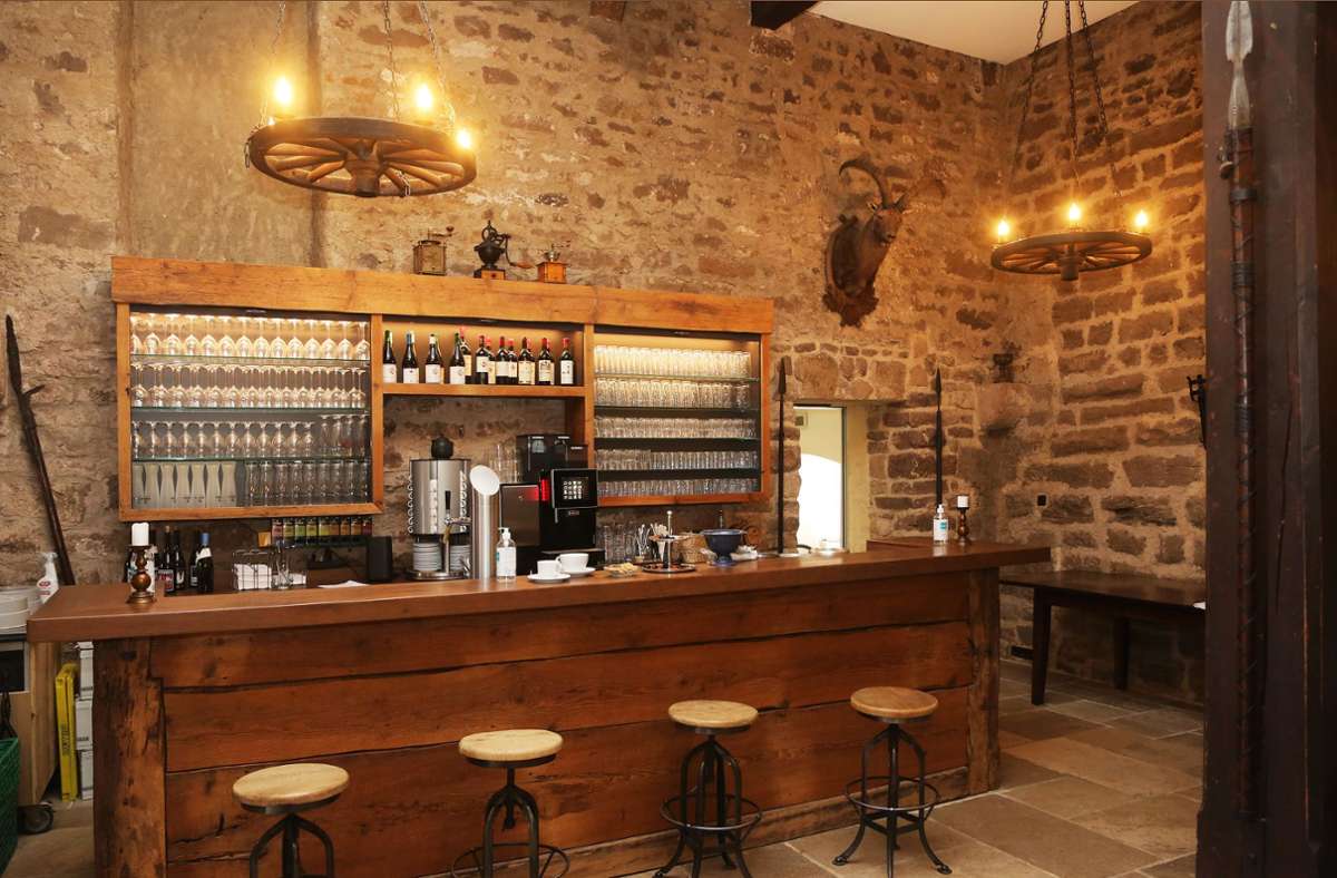 Auch eine Bar gibt es auf Burg Lichtenberg - insgesamt bietet sie rund 2000 Quadratmeter an Wohn- und Nutzflächen.