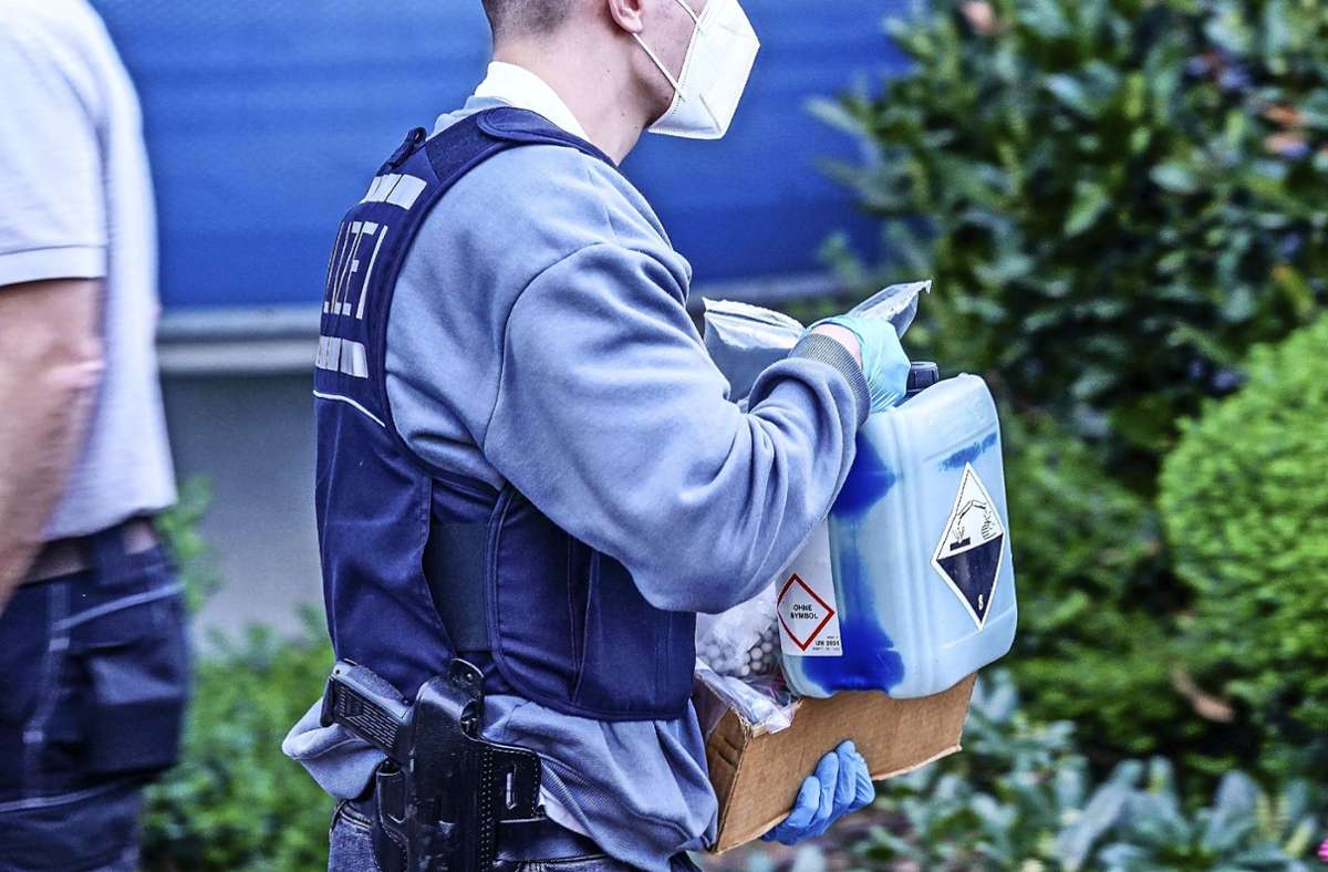 In einer  Wohnung in Köngen stellte die Polizei  ätzende Substanzen sicher.. Foto: //SDMG