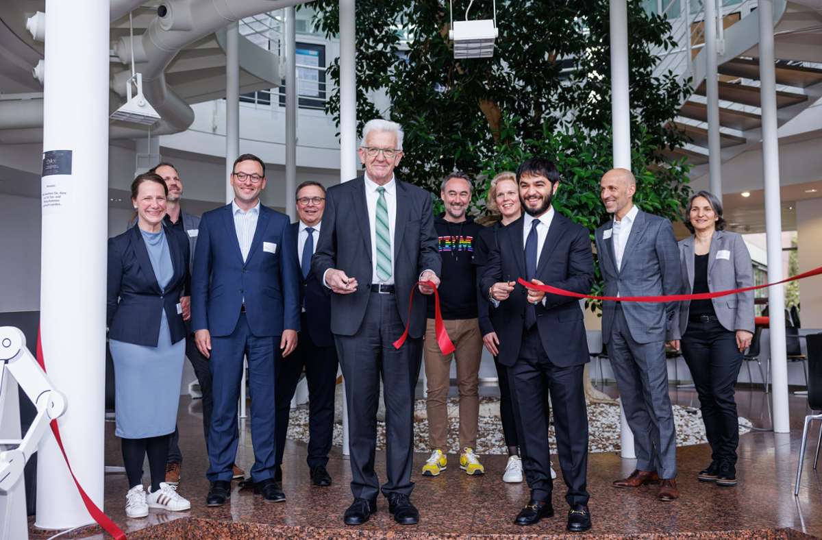 Gemeinsam mit Ozean-Group-Investor Haji Ajmal Rahmani eröffnete Ministerpräsident Winfried Kretschmann das Zentrum.