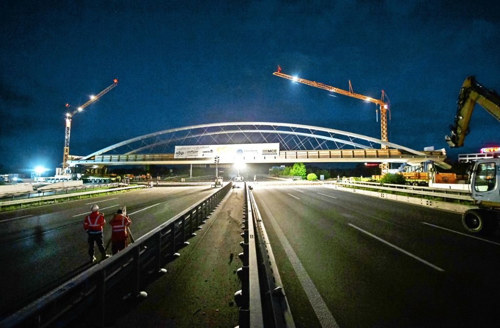 Sperrung der Autobahn für die neue Brücke auf der A8 bei Stuttgart