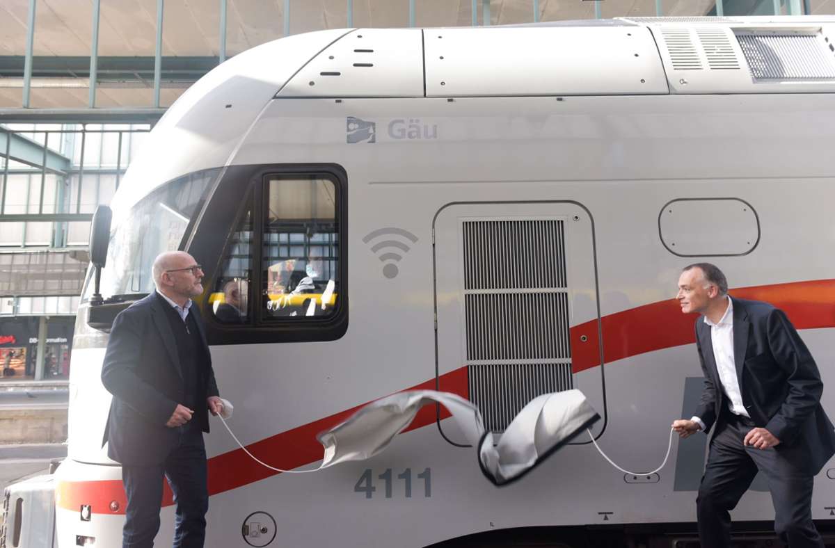 Minister Hermann (li.) und Bahnvorstand Huber freuen sich über die neue Zugtechnik auf der Gäubahnstrecke.