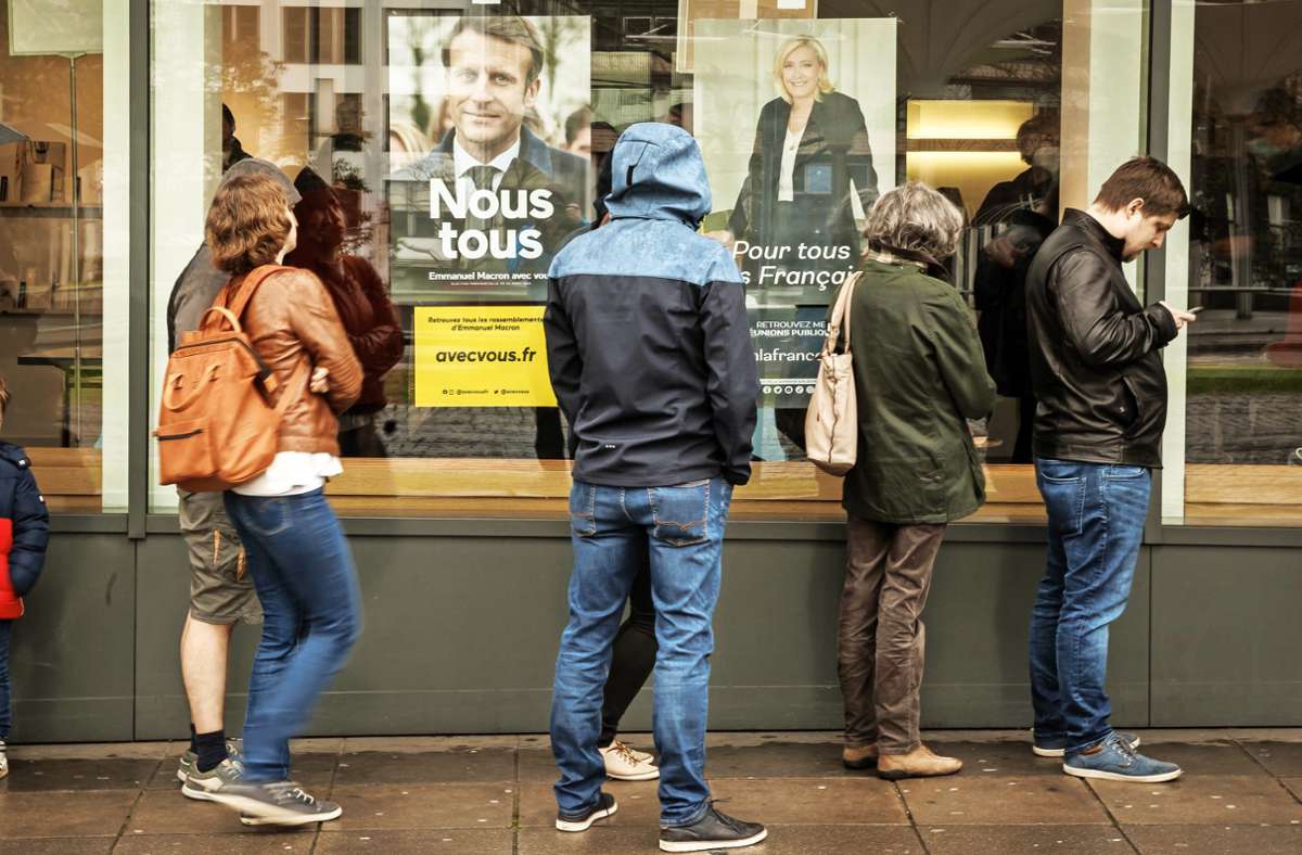 Franzosen wählen in Stuttgart: Schlange stehen für die Stichwahl