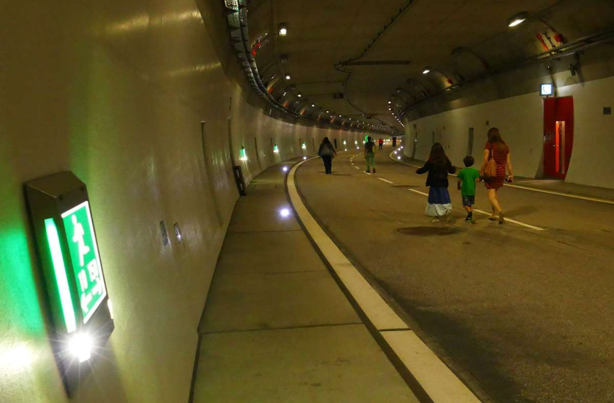 Rund 800 Besucher spazierten am Samstag durch den 1,3 Kilometer langen Rosensteintunnel.