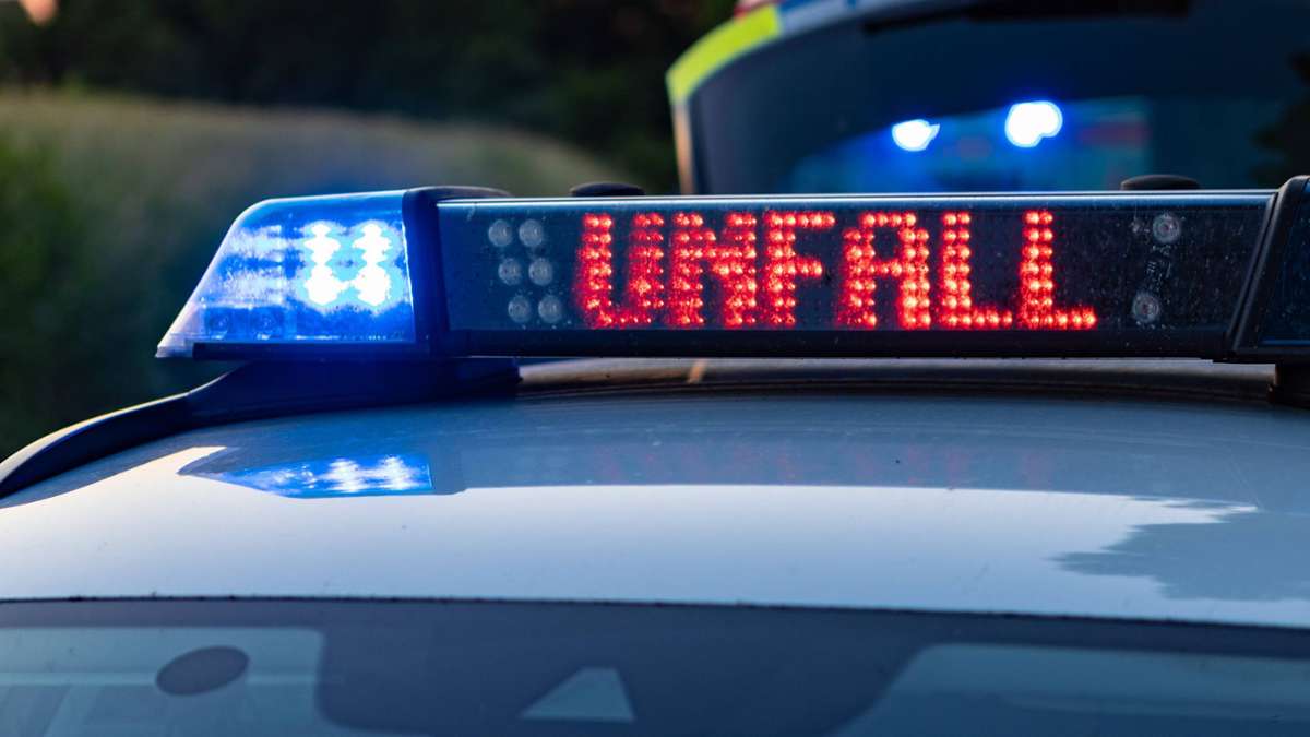 Unfall bei Leinfelden-Echterdingen: 21-Jähriger prallt mit BMW gegen Leitplanke - B27 kurzzeitig voll gesperrt