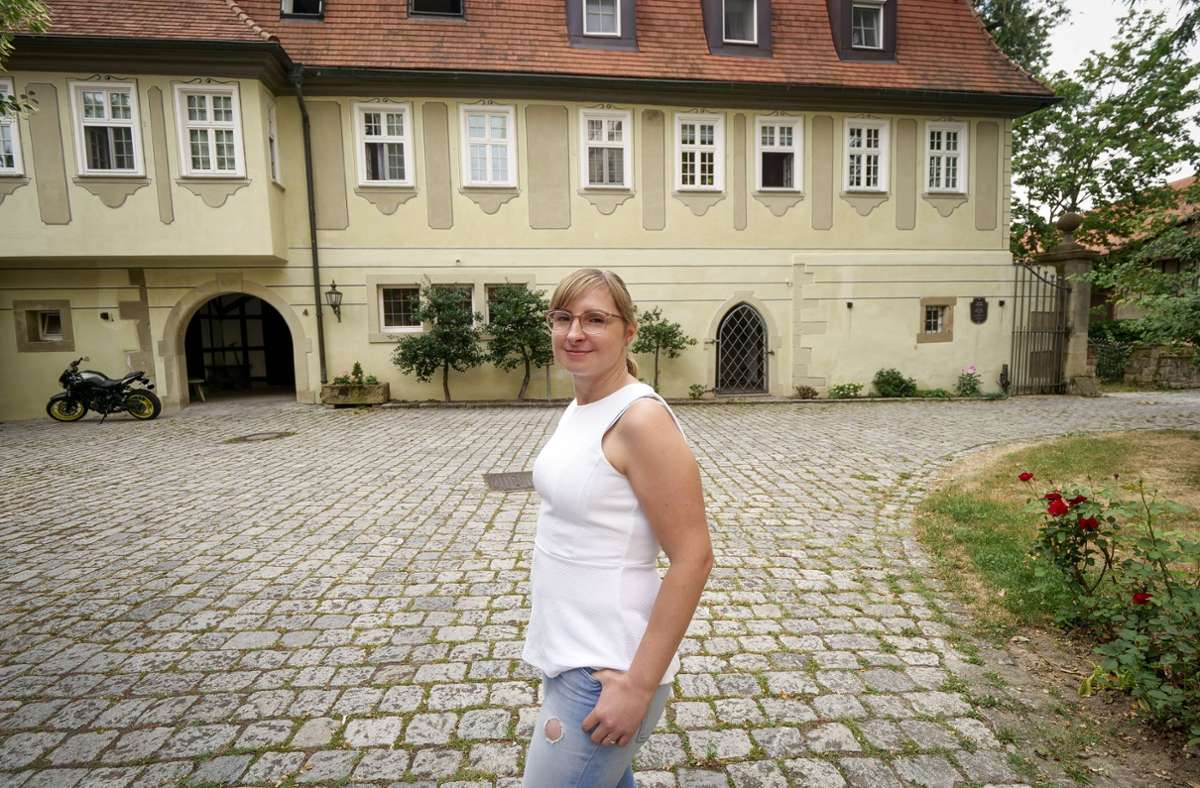 Die Besitzerin des Neuen Schlosses, Frederike Lutze, steht im Hof.