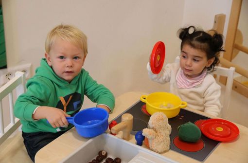 Mit Töpfen und Tellern: David und Defne Liya freuen sich über die Kinderküche im „Himmelblau“. Foto: /Rainer Kellmayer