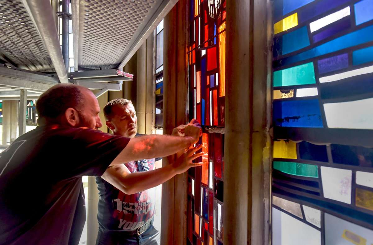 Johanneskirche in Stuttgart: Rekonstruierte Kirchenfenster wieder eingebaut