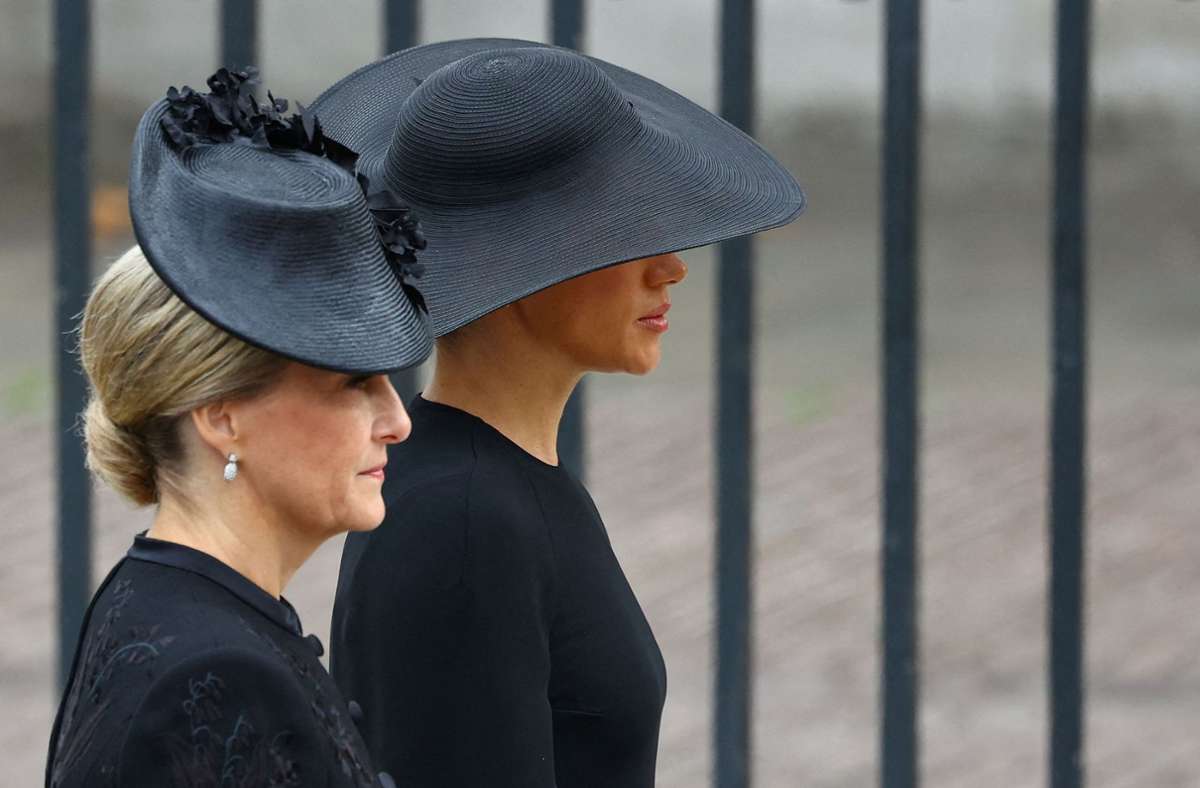Gräfin Sophie und Herzogin Meghan vor dem Staatsbegräbnis der Queen in der Westminister Abbey.