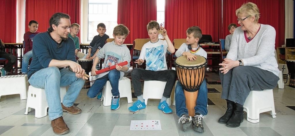 NEUHAUSEN:  Mozartschule bietet musikalisches Profil für die Klassen 1 und 2 - Nicht nur beim Mittagessen wird es eng: Trommeln gehört zum pädagogischen Konzept