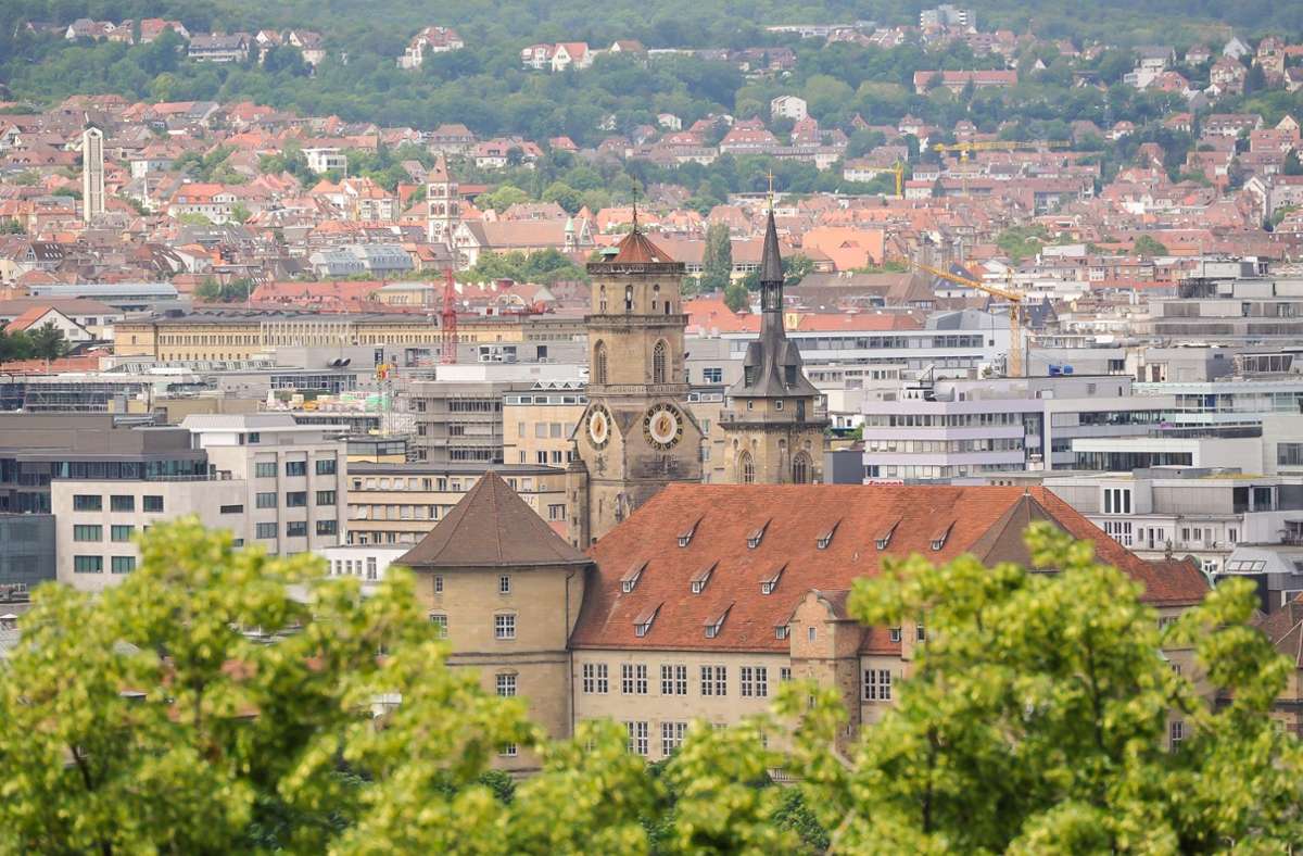 Zwei der ältesten Stuttgarter Gebäude prägen die Stadtsilhouette: Das Alte Schloss und die Stiftskirche.